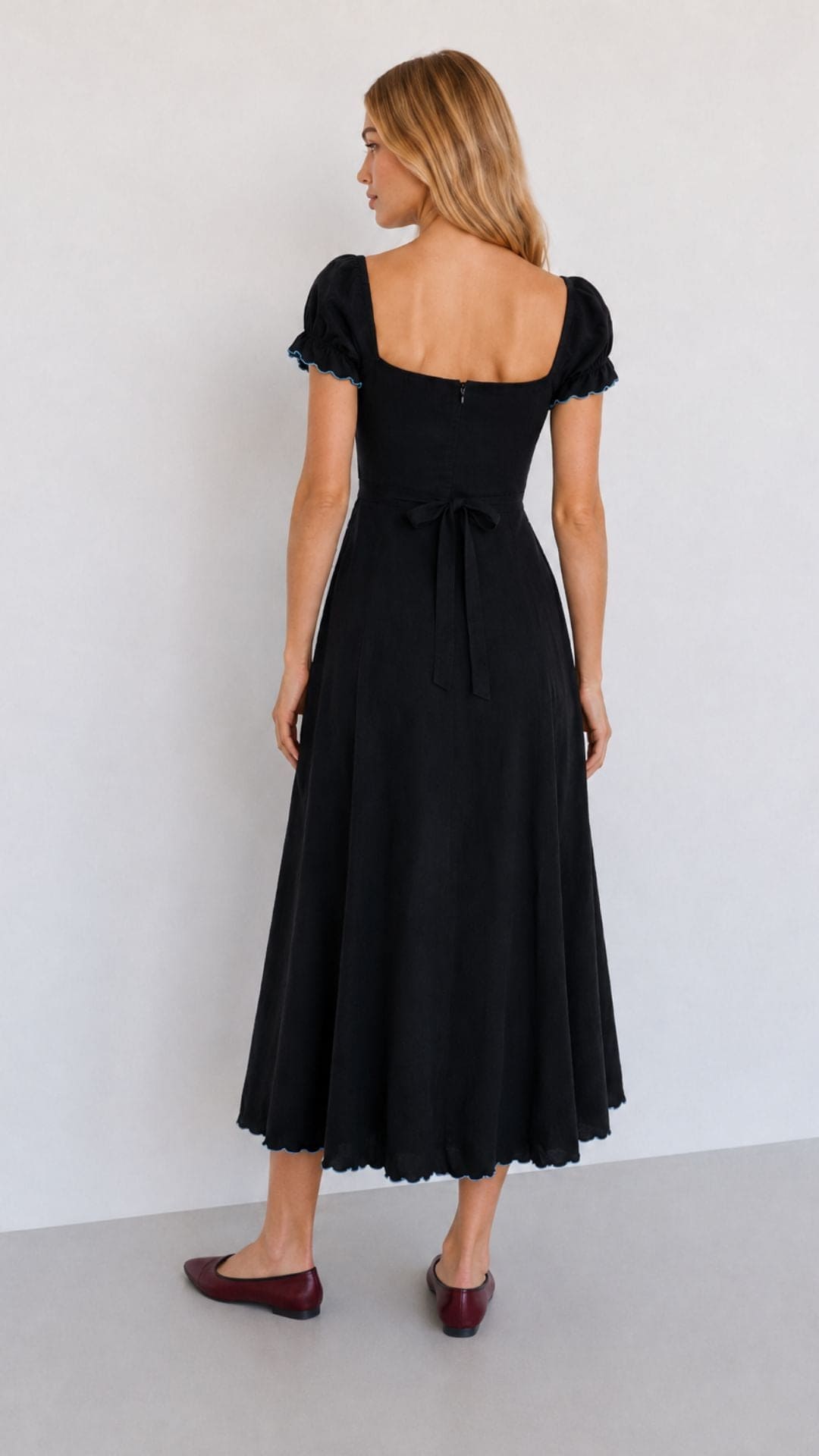 Jeanne Schwarzes Kleid