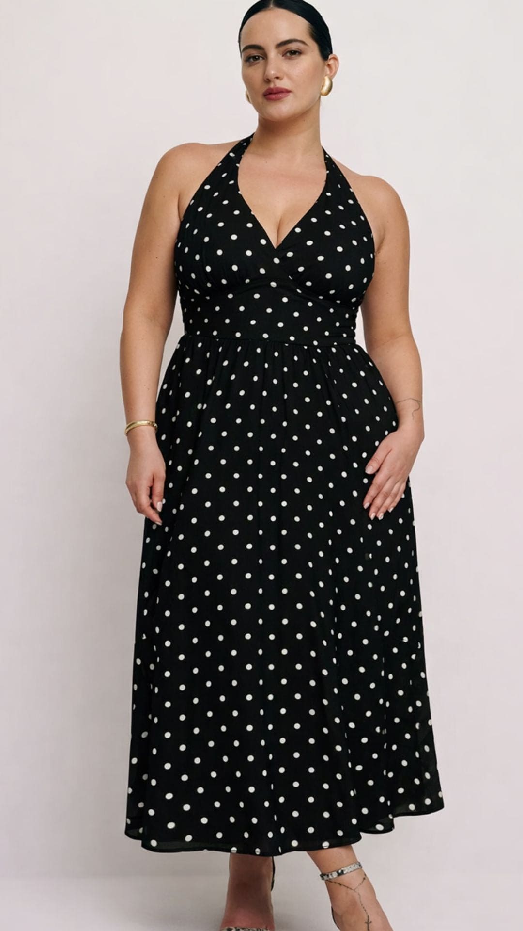 olivgrünes gepunktetes Kleid